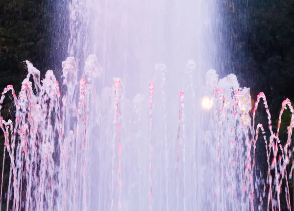 色の水の噴水 — ストック写真
