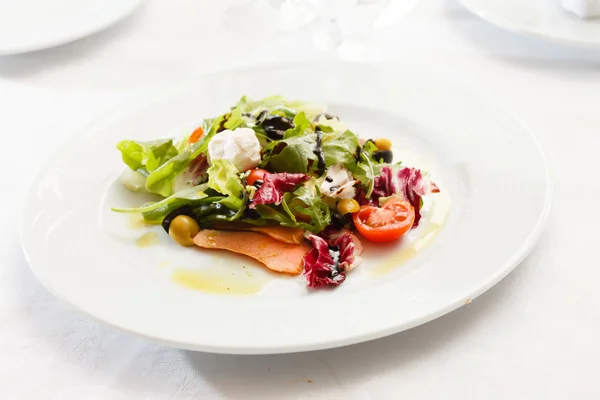 Salmão com salada fresca — Fotografia de Stock