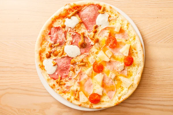 Smakelijke pizza — Stockfoto