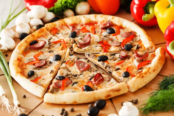 Opperste pizza — Stockfoto