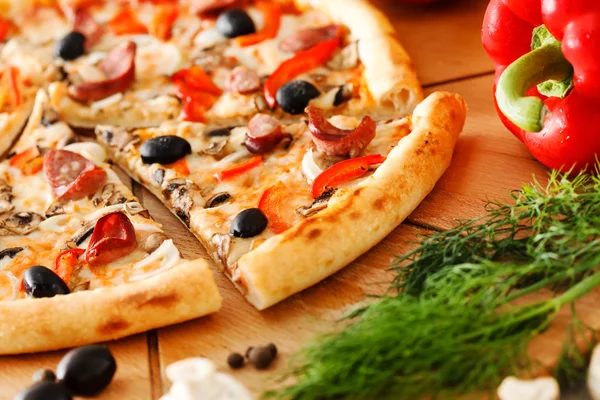 Opperste pizza — Stockfoto