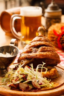 Kızarmış lahana ile eisbein