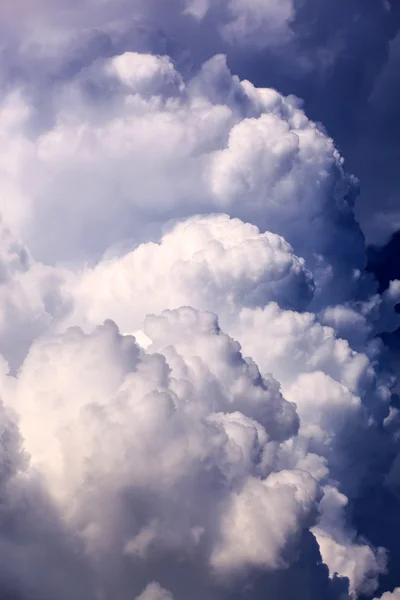 Ciel bleu avec nuages — Photo