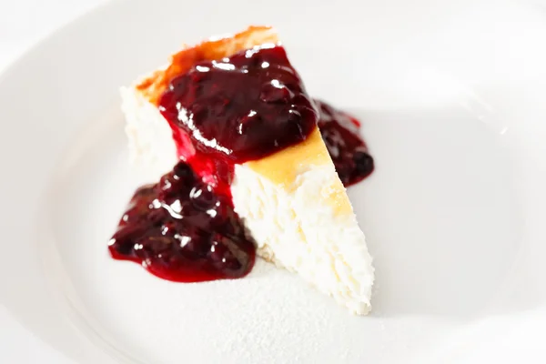 Cheesecake with jam — Stock Photo, Image