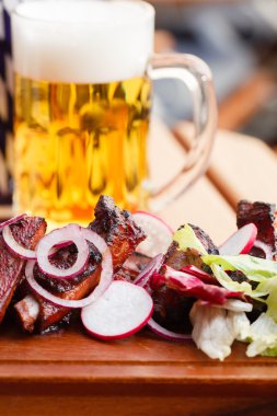 bira ile ızgara kaburga