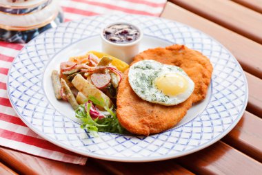 şnitzel ile yumurta