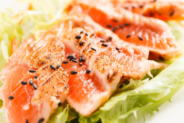 日本沙拉配三文鱼 — 图库照片