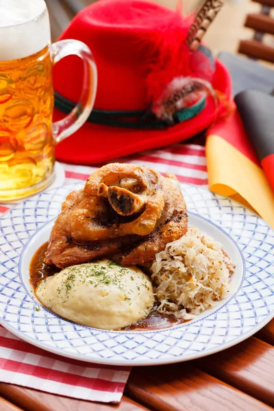 Eisbein with braised cabbage — Stock Photo, Image