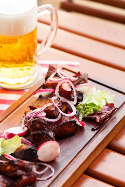 Grilled ribs with beer — Stock Photo, Image