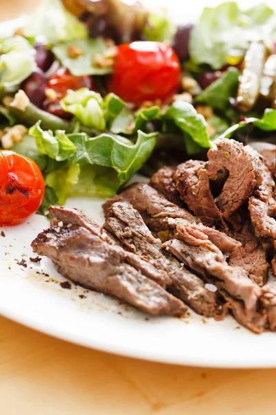 Ensalada con ternera — Foto de Stock