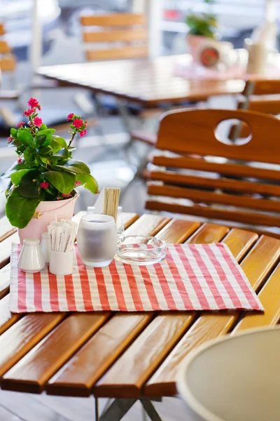 Silla y mesa en la cafetería — Foto de Stock