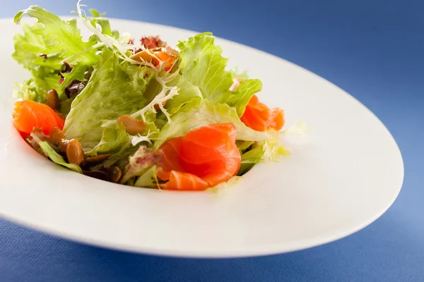Japanischer Salat mit Lachs — Stockfoto