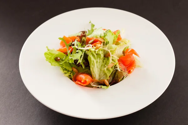 Salada japonesa com salmão — Fotografia de Stock