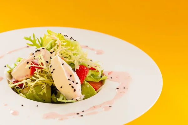 Salad with strawberry — Stock Photo, Image