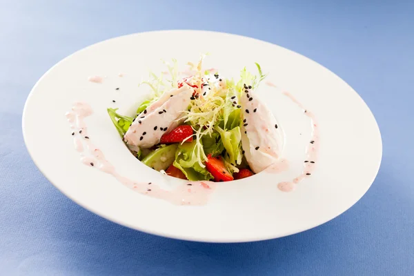 Salada com morango — Fotografia de Stock