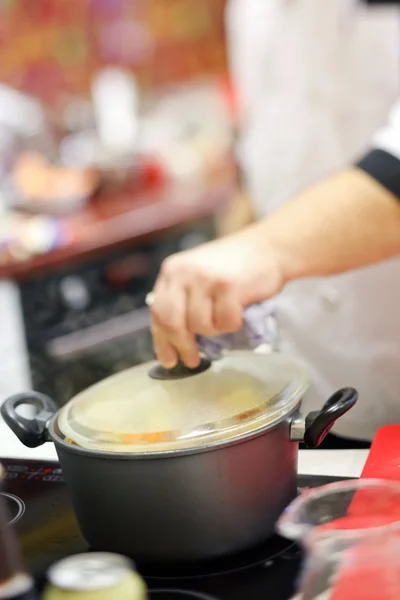 Chef al lavoro — Foto Stock