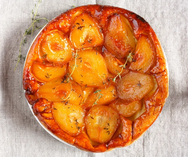 Tarte Tatin with pears and thyme — Stock Photo, Image