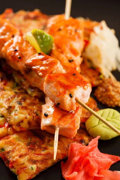 Skewered lax med grönsaker — Stockfoto