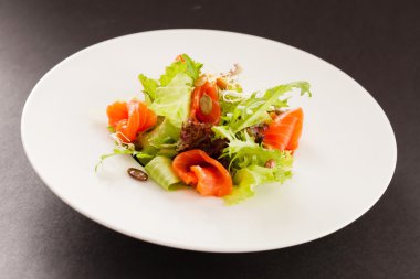 Japon salata somon ile