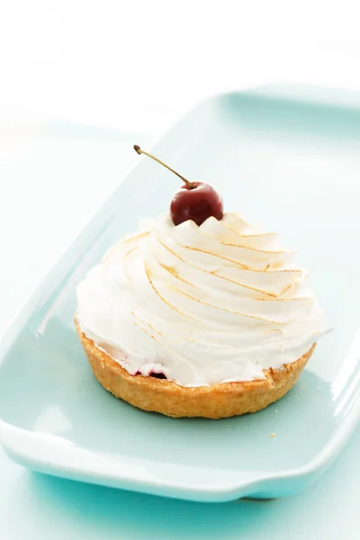 Pavlova cake with cherry — Stock Photo, Image