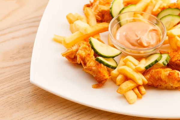 Pommes mit Huhn — Stockfoto