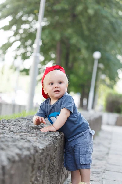 Söt liten pojke — Stockfoto