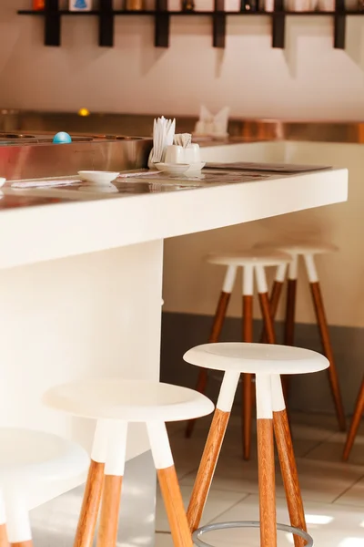 Białe krzesła w kawiarni — Zdjęcie stockowe