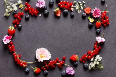 Yaz meyveler ve çiçekler