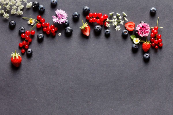 Summer berries and flowers — Stock Photo, Image