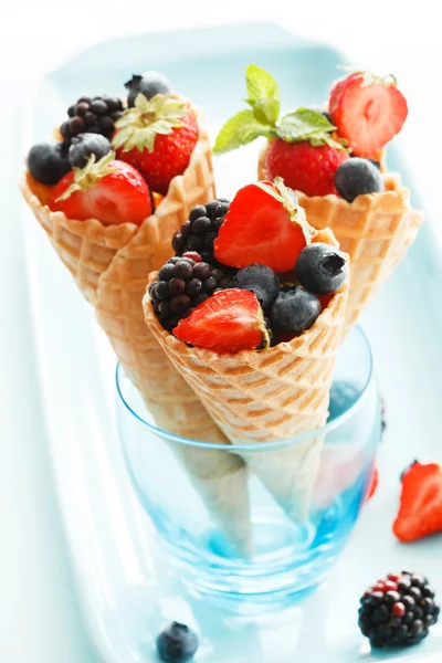 Frische Beeren in Waffeln — Stockfoto