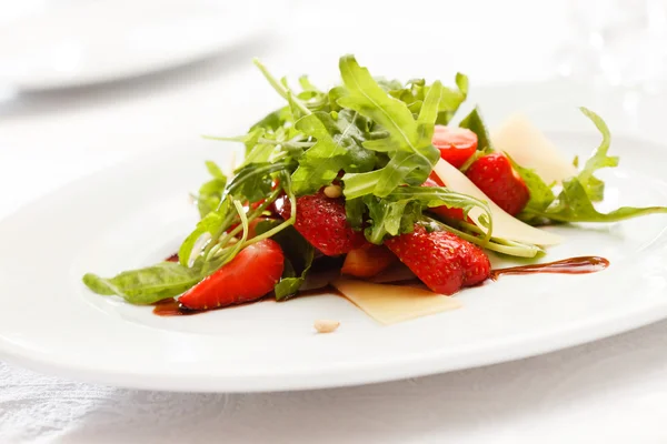 Salad with strawberries — Stock Photo, Image