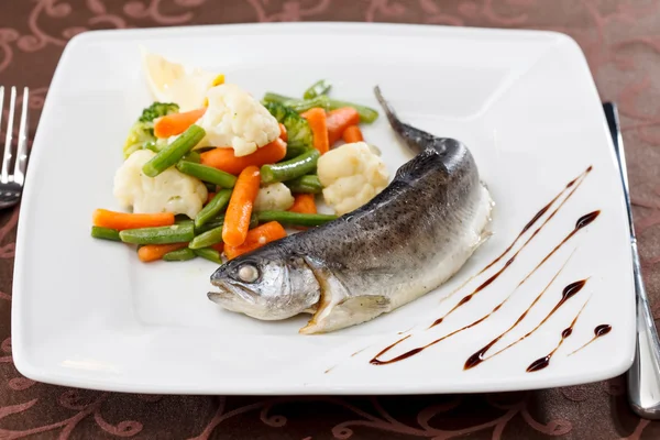 Trout with  vegetables — Stock Photo, Image