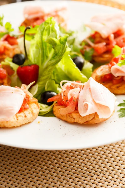 Bruschetta com tomate e presunto — Fotografia de Stock