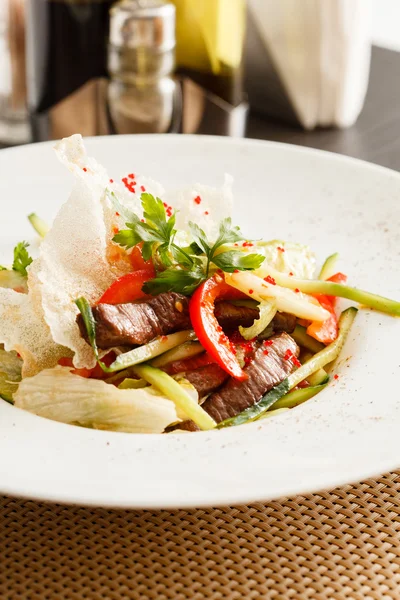 Salada com carne — Fotografia de Stock