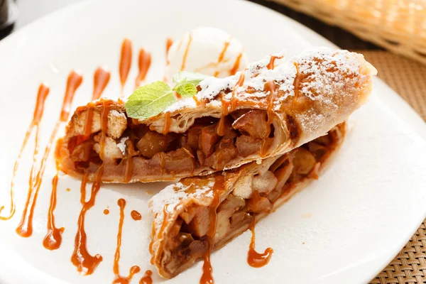 Apple strudel with ice cream — Stock Photo, Image