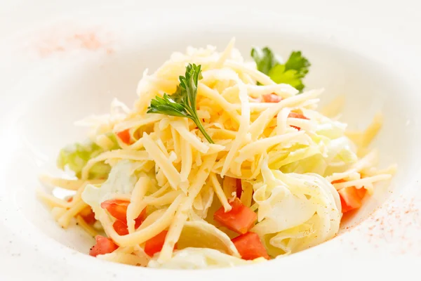 Salada de legumes com queijo — Fotografia de Stock