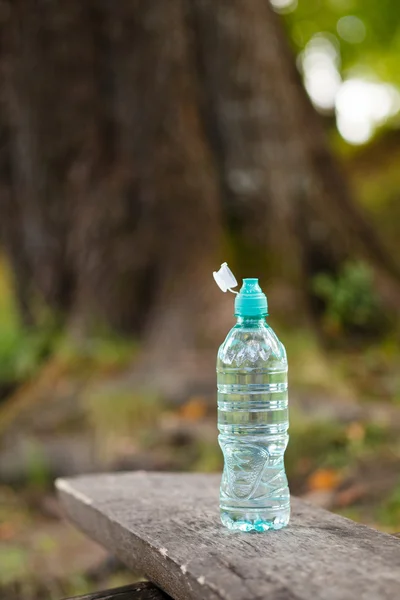 Eau en bouteille plastique — Photo