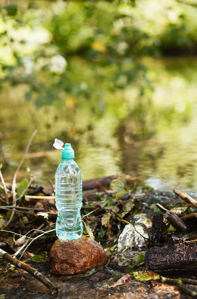 Eau en bouteille plastique — Photo