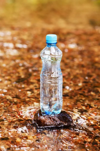 Plastik şişede su — Stok fotoğraf