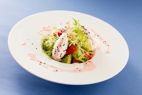 Salat mit Erdbeere — Stockfoto