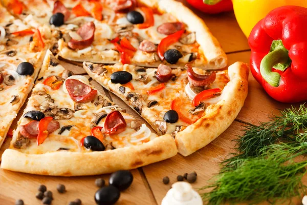 Opperste pizza — Stockfoto