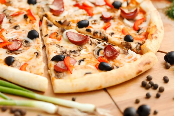 Pizza vom Feinsten — Stockfoto