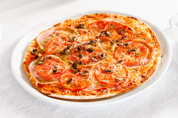 Smakelijke pizza — Stockfoto