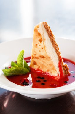 Çilek soslu cheesecake