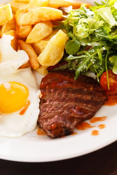 Steak met eieren — Stockfoto