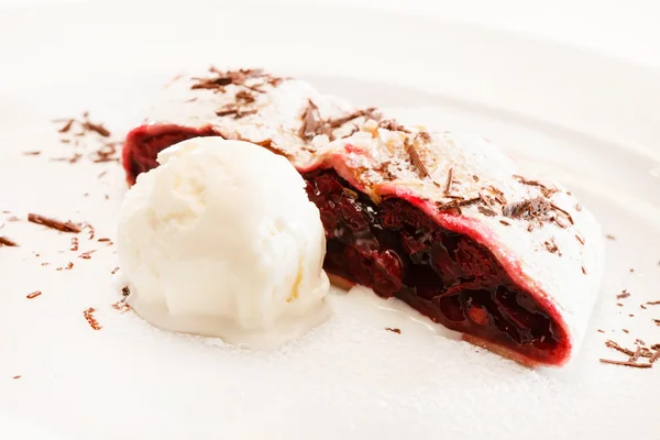 Cherry strudel — Stock Photo, Image