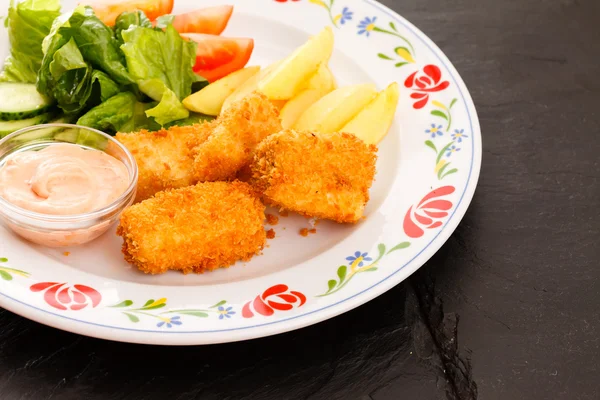 Fischnuggets mit Kartoffeln — Stockfoto