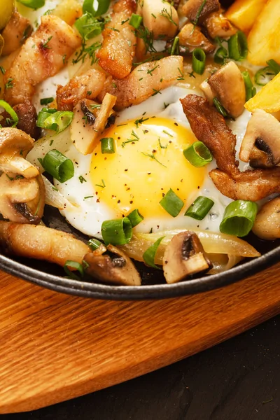 Patate fritte con carne e uova — Foto Stock