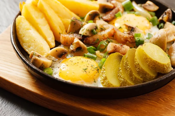 Opečené brambory s masem a vejcem — Stock fotografie