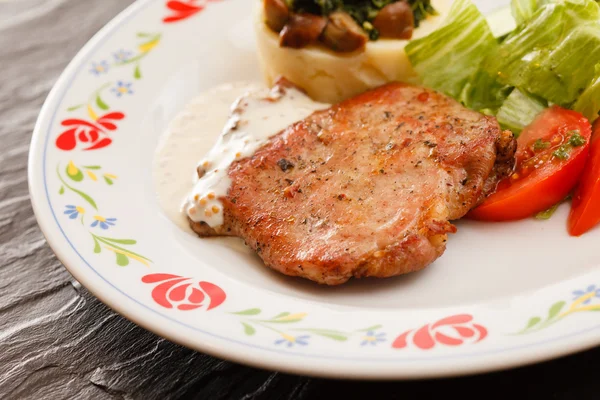 Kött med sallad — Stockfoto